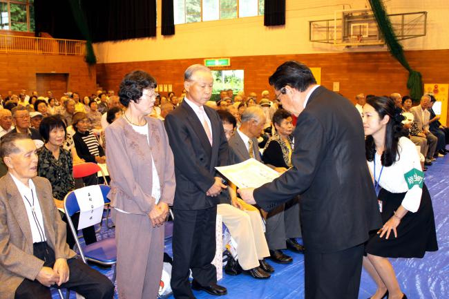 平成２７年敬老会での金婚顕彰の様子